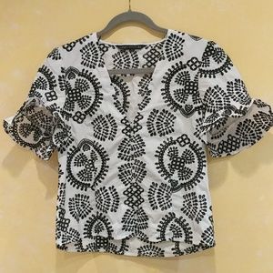 Eyelet blouse with ruffled sleeves